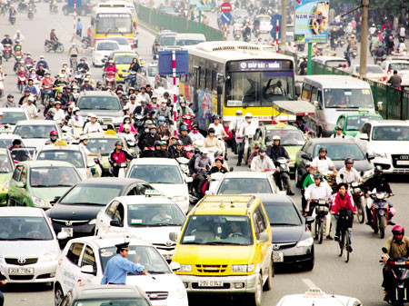 Phương án phân làn tại Hà Nội: Xe máy, thô sơ “thay” xe buýt ảnh 1