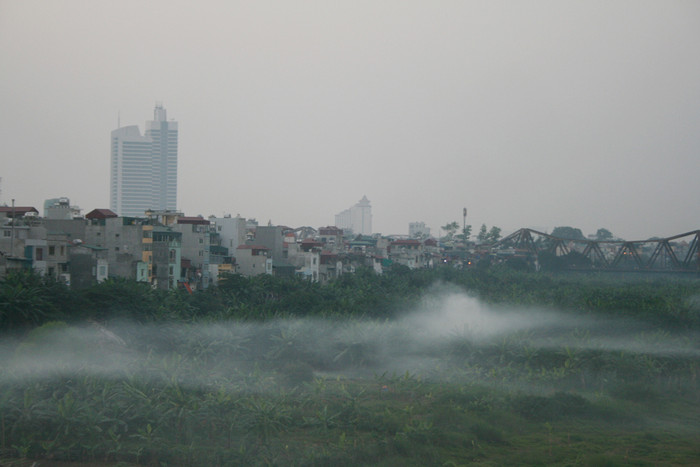Những làn mây trắng tựa như những dải lụa trắng mềm mại vắt qua từng hàng cây xanh ngắt tạo nên một khung cảnh huyền bí.