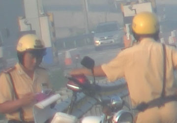 CSGT: "Ê mày, không nộp tiền thì nghỉ chạy xe đi" ảnh 1