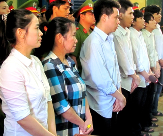 Lê Thị Thu Thảo (áo trắng) và đồng bọn Lê Thị Thu Thảo (áo trắng) và đồng bọn
