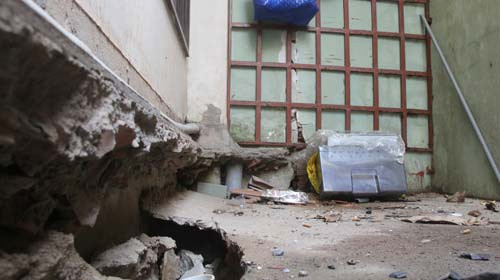 Xuất hiện nhiều "hố tử thần” dưới nền nhà, Tin tức trong ngày, ho tu than, sut lun nen nha, ho dia nguc, nen nha, ho sau, ho sau trong nha, bao, tin tuc, tin hot, tin hay