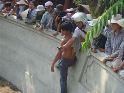 Thần thánh hoá vụ rắn nổi tại nơi hai bé chết đuối ảnh 2