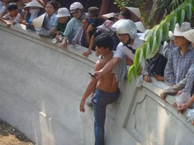 Thần thánh hoá vụ rắn nổi tại nơi hai bé chết đuối ảnh 2