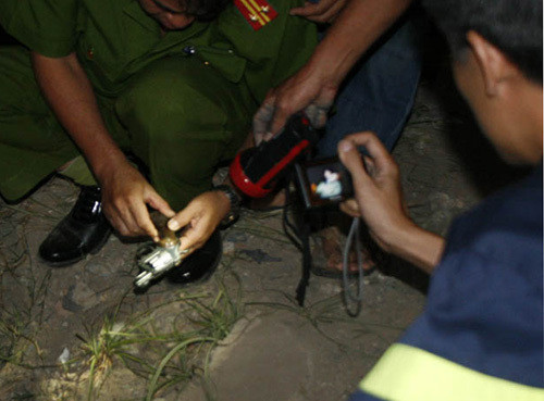 Phát súng làm 1 người bị thương, sau đó 2 người bị hại chạy thoát. (Ảnh minh họa) Phát súng làm 1 người bị thương, sau đó 2 người bị hại chạy thoát. (Ảnh minh họa)