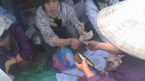 Bữa cơm thịt ôi của công nhân KCN ảnh 2 Bữa cơm thịt ôi của công nhân KCN, Tin tức trong ngày, thit oi, bua com cong nhan, cong nhan, cong nhan kcn thang long, thit lon e, thit thoi, bao, tin tuc, tin hot, tin hay