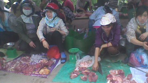 Bữa cơm thịt ôi của công nhân KCN ảnh 1 Bữa cơm thịt ôi của công nhân KCN, Tin tức trong ngày, thit oi, bua com cong nhan, cong nhan, cong nhan kcn thang long, thit lon e, thit thoi, bao, tin tuc, tin hot, tin hay