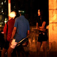 Gái mại dâm chèo kéo khách (Hình minh họa)