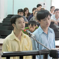 Hai bị cáo trước vành móng ngựa Hai bị cáo trước vành móng ngựa