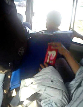 Toàn cảnh quy trình móc túi trên xe buýt, Tin tức trong ngày, moc tui tren xe buyt, moc tui, trom cap, hai ngon, rach mat, xe buyt, bao, tin tuc, tin hot, tin hay