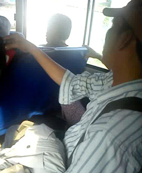 Toàn cảnh quy trình móc túi trên xe buýt, Tin tức trong ngày, moc tui tren xe buyt, moc tui, trom cap, hai ngon, rach mat, xe buyt, bao, tin tuc, tin hot, tin hay