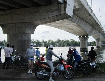 Cầu Hưng Lợi, nơi Tiếp nhảy xuống cứu bạn tự tử nhưng anh lại thiệt mạng./.Ảnh: Trúc Linh