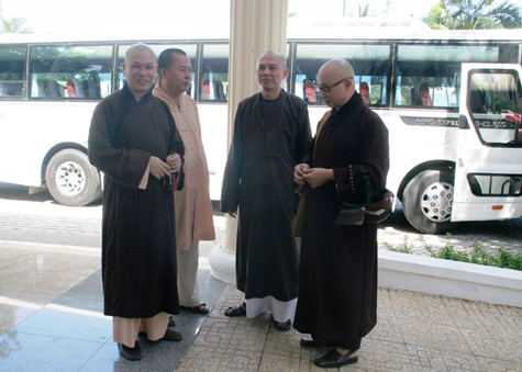 Hoà thượng Nguyễn Quang (người mang kính) tiễn các tăng sĩ ra Trường Sa. Hoà thượng Nguyễn Quang (người mang kính) tiễn các tăng sĩ ra Trường Sa.