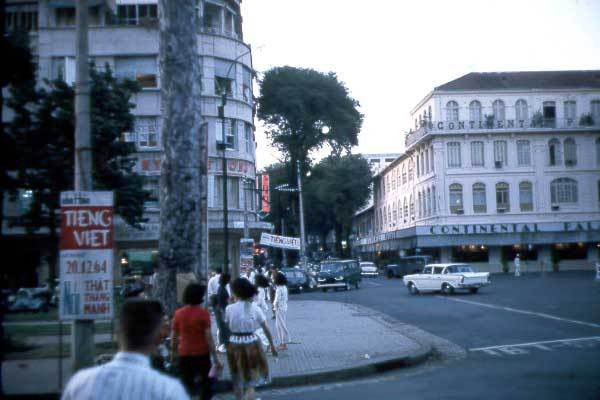 Khu vực quảng trường phía trước Nhà hát thành phố