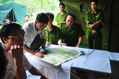 Người dân kéo nhau đến hiện trường vụ tai nạn theo dõi công tác cứu hộ. Người thân các nạn nhân vẫn ngóng chờ tin tức. Chó nghiệp vụ được huy động. Ban chỉ huy cứu nạn tính toán các phương án giảm thiểu thiệt hại. Người dân kéo nhau đến hiện trường vụ tai nạn theo dõi công tác cứu hộ. Người thân các nạn nhân vẫn ngóng chờ tin tức. Chó nghiệp vụ được huy động. Ban chỉ huy cứu nạn tính toán các phương án giảm thiểu thiệt hại.