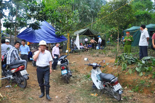 Người dân kéo nhau đến hiện trường vụ tai nạn theo dõi công tác cứu hộ. Người thân các nạn nhân vẫn ngóng chờ tin tức. Chó nghiệp vụ được huy động. Ban chỉ huy cứu nạn tính toán các phương án giảm thiểu thiệt hại.