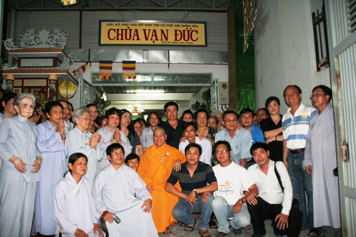 Chụp ảnh lưu niệm với Phật tử