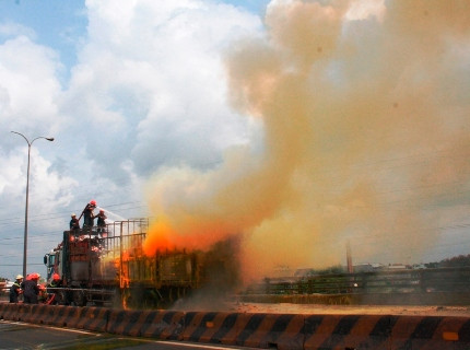 Lực lượng cứu hỏa triển khai dập lửa.