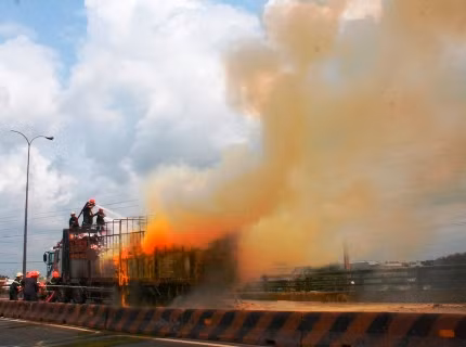 Lực lượng cứu hỏa triển khai dập lửa.