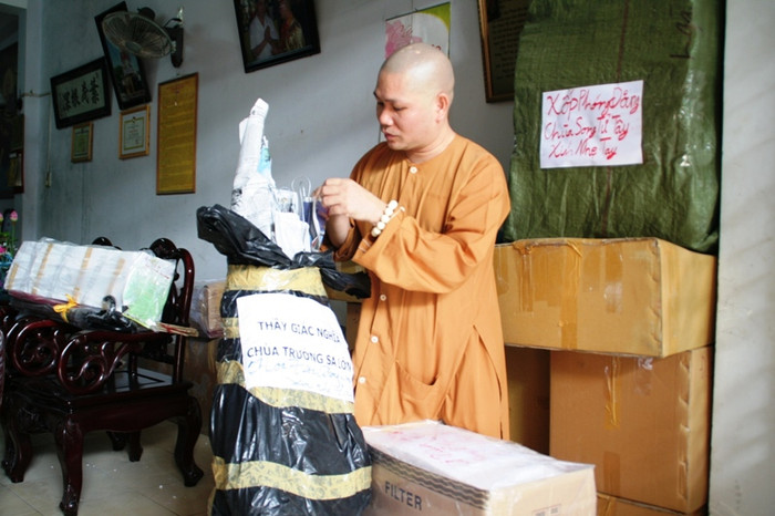 Tự tay gói những giỏ lan tươi đưa lên xe