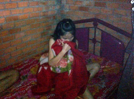 Nữ tiếp viên bị bắt quả tang. Nữ tiếp viên bị bắt quả tang.