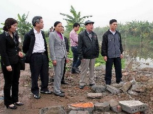 Đoàn giám sát thực tế nơi tiến hành cưỡng chế thu hồi đất. (Ảnh: Hoàng Ngọc/TTXVN) Đoàn giám sát thực tế nơi tiến hành cưỡng chế thu hồi đất. (Ảnh: Hoàng Ngọc/TTXVN)