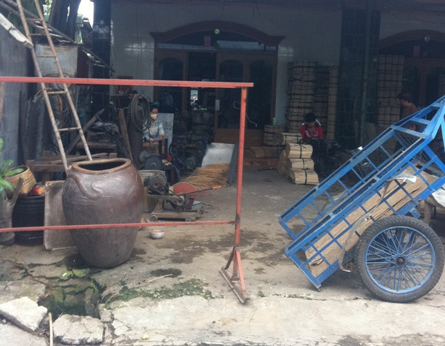 Kinh hoàng, bật máy cưa cắt cổ tự tử ảnh 1