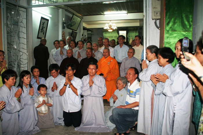 Như Giáo dục Việt Nam đã đưa tin, 5/6 tăng sĩ đã ra Trường Sa làm nhiệm vụ Phật sự. Chiều 17 tháng 4/2012 , Đại đức Thích Giác Nghĩa, người trụ trì chùa Vạn Đức Nha Trang, chính thức lên đường ra Trường Sa. Đây cũng là lần thứ 3 Đại đức ra Trường Sa. Đoàn ra thăm Trường Sa lần này, có khoảng 300 người, cùng đi có Ban tôn giáo Chính phủ, trong đó 50 vị là đại diện cho các chức sắc tôn giáo cả nước ra dự lễ nhân dịp 37 năm giải phóng Trường Sa. Đoàn mang theo hàng trăm thùng hàng lớn nhỏ gồm: Tượng phật A Di Đà, tượng Thích Ca, Hộ Pháp, hoa tươi và trái cây… hoàn toàn là vật dụng, phục vụ cho công việc Phật sự.