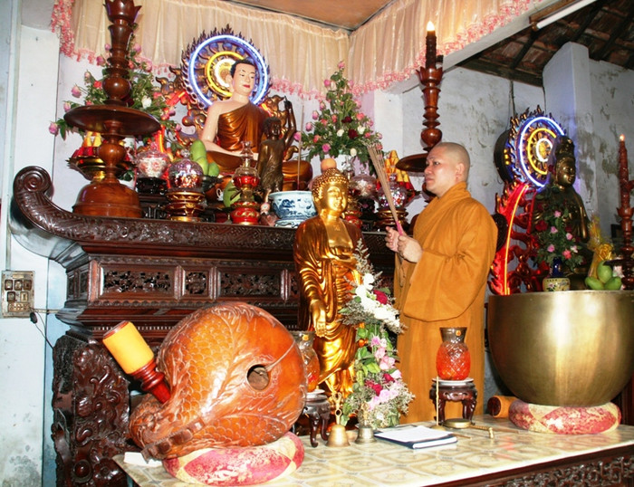 Trước lúc tạm biệt ngôi chùa mà ông đã có hơn 30 năm tu nghiệp và trụ trì, Đại đức Thích Giác Nghĩa xúc động thắp nén nhang, hàng trăm phật tử tới tiễn ông, họ như gửi gắm cả triệu tấm lòng người dân đất Việt, “nhờ” ông mang theo ra đảo, tất cả vì Trường Sa thiêng liêng của Tổ quốc.