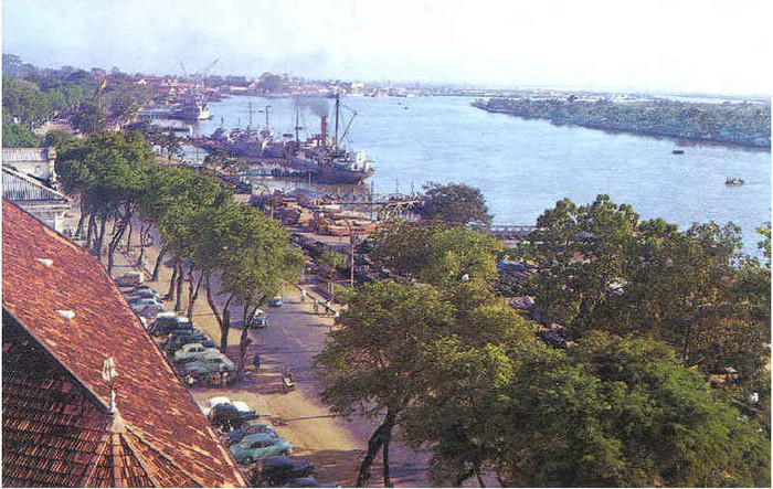 Bến Bạch Đằng, phía dưới ảnh là trụ sở Bộ chỉ huy hải quân chế độ cũ