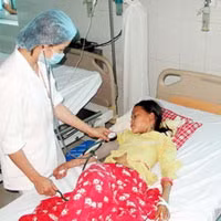 Bệnh nhân Lò Thị Chung (9 tuổi) đang hồi sức cấp cứu tại Bệnh viện Đa khoa Lai Châu