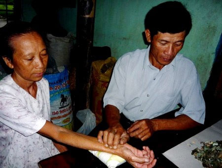 Thầy bùa lột xác thành… thầy thuốc ảnh 1 Thầy bùa lột xác thành… thầy thuốc, Tin tức trong ngày, thay lang vuon, thay thuoc, thay bua, tho moc, lang bam, thay dom, bao, tin tuc, tin hot, tin hay