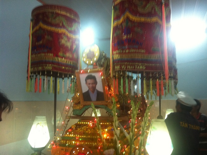 Kinh hoàng, bật máy cưa cắt cổ tự tử ảnh 2