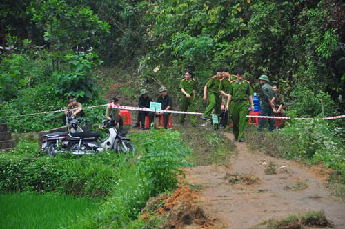 Người dân kéo nhau đến hiện trường vụ tai nạn theo dõi công tác cứu hộ. Người thân các nạn nhân vẫn ngóng chờ tin tức. Chó nghiệp vụ được huy động. Ban chỉ huy cứu nạn tính toán các phương án giảm thiểu thiệt hại.