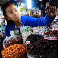 Một sạp hàng có bán xí muội Trung Quốc tại TP.HCM