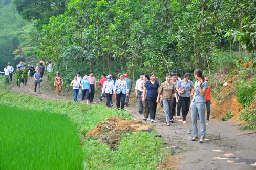 Người dân kéo nhau đến hiện trường vụ tai nạn theo dõi công tác cứu hộ. Người thân các nạn nhân vẫn ngóng chờ tin tức. Chó nghiệp vụ được huy động. Ban chỉ huy cứu nạn tính toán các phương án giảm thiểu thiệt hại.