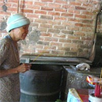 Vừa nghe nhắc lại chuyện cũ, đôi mắt gần như mờ đục của cụ ánh lên một nỗi đắng đót đến quặn lòng. Vừa nghe nhắc lại chuyện cũ, đôi mắt gần như mờ đục của cụ ánh lên một nỗi đắng đót đến quặn lòng.