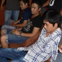 Bảo (áo đen) cùng đàn em bị bắt tại trận