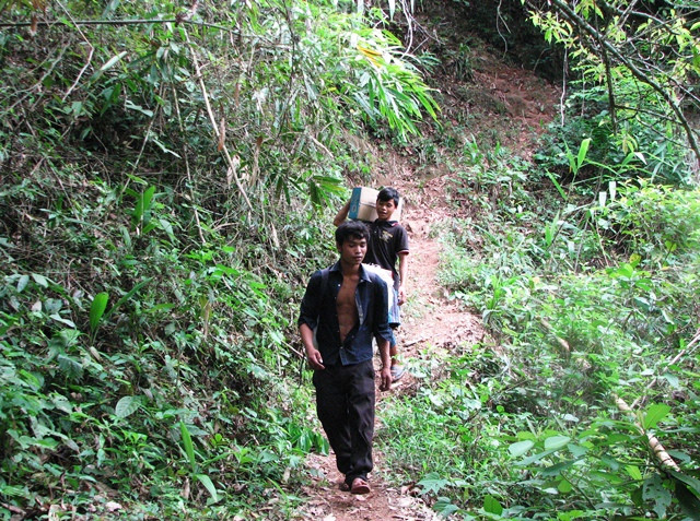 Người dân nơi đây đã quen với cuộc sống nơi rừng sâu, hẻo lánh này. Người dân nơi đây đã quen với cuộc sống nơi rừng sâu, hẻo lánh này.