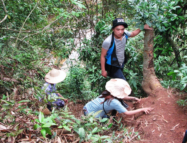 Đường đi vào bản Aki rất gian nan. Đường đi vào bản Aki rất gian nan.
