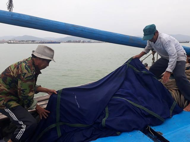 Dù buồn, nhưng nhiều ngư dân vẫn chấp nhận đánh bắt xuyên tết vì đi vào đợt này thường mang lại thu nhập cao hơn ngày thường. (Ảnh: H.H) Dù buồn, nhưng nhiều ngư dân vẫn chấp nhận đánh bắt xuyên tết vì đi vào đợt này thường mang lại thu nhập cao hơn ngày thường. (Ảnh: H.H)