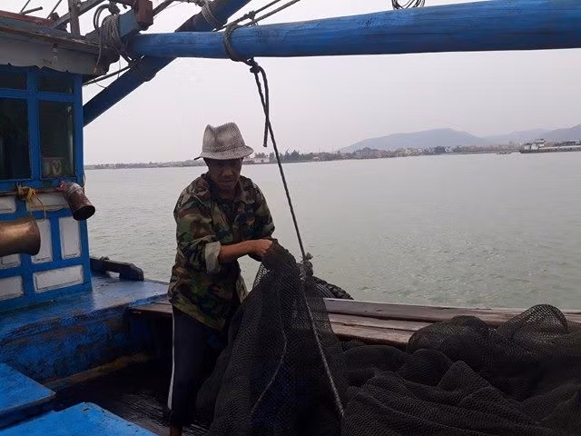 Ngư dân chuẩn bị ngư cụ để ra khơi đón tết. (Ảnh: H.H)