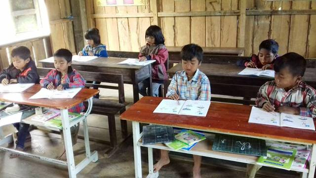 Nhìn hình ảnh các em học sinh vùng cao Thượng Trạch khiến nhiều người phải nhói lòng. Nhìn hình ảnh các em học sinh vùng cao Thượng Trạch khiến nhiều người phải nhói lòng.