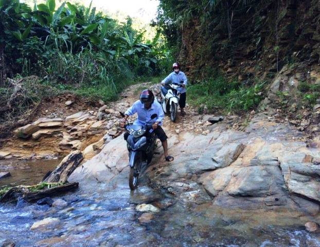 Sự học nơi đây cũng chông chênh như đường đi vào bản vậy. (Ảnh: V.T)