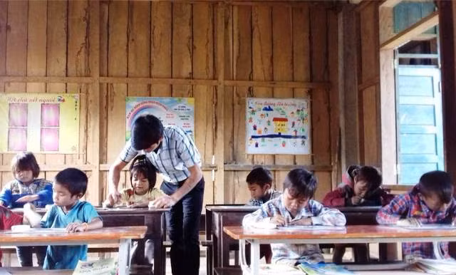 Cuộc hội ngộ xúc động của Bộ trưởng Nhạ và cậu bé tý hon Đinh Văn K’Rễ ảnh 2