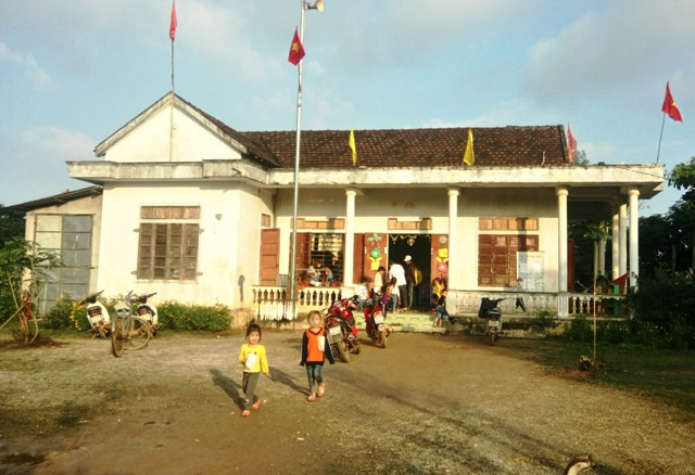 Nhà văn hóa trở thành lớp học "bất đắc dĩ". (Ảnh: T.P)