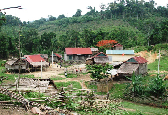 Bản làng này nằm lọt thỏm giữa bốn bề là núi rừng. Bản làng này nằm lọt thỏm giữa bốn bề là núi rừng.