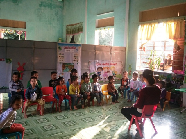 Cô trò thấp thỏm ngồi học dưới những phòng học sắp sập ảnh 2 Cô trò thấp thỏm ngồi học dưới những phòng học sắp sập ảnh 2