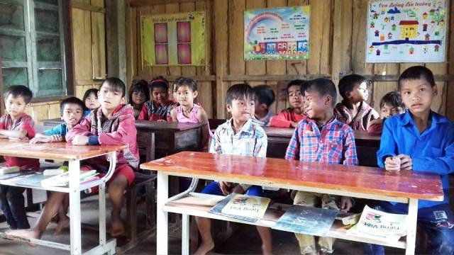 Các em học sinh ở bản Aki mặt mũi lấm lem, đi chân trần tới trường. Các em học sinh ở bản Aki mặt mũi lấm lem, đi chân trần tới trường.