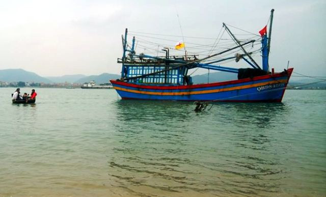 Không có bánh chưng, không có đạp đất... nhiều ngư dân đón tết giữa biển trời tổ quốc. (Ảnh: H.H) Không có bánh chưng, không có đạp đất... nhiều ngư dân đón tết giữa biển trời tổ quốc. (Ảnh: H.H)