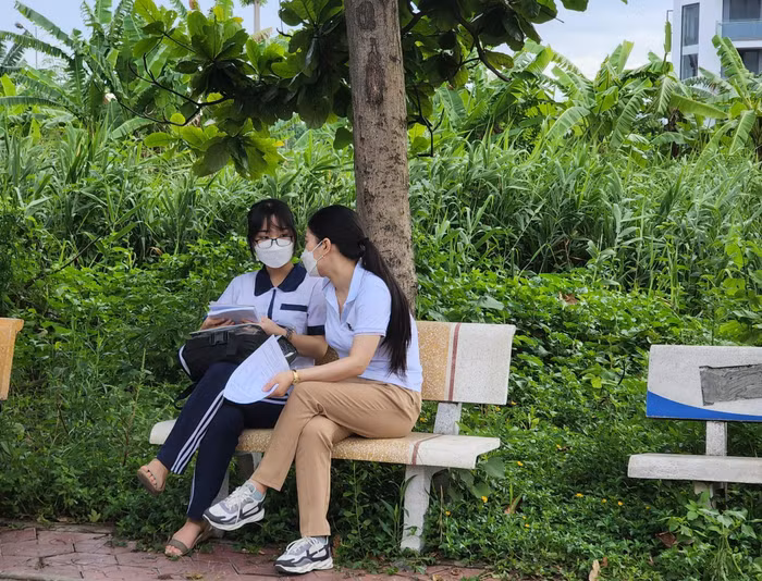 Phụ huynh cùng con ôn luyện lại một số kiến thức trước khi vào điểm thi (Ảnh: Phạm Linh)